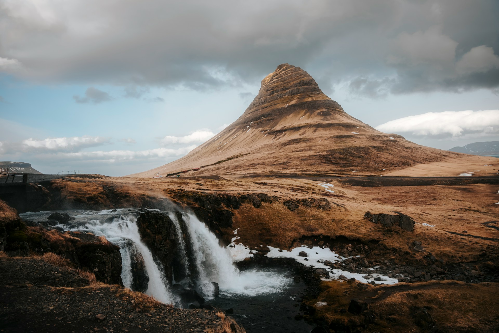 Photographie d'un volcan et d'une cascade ayant un objectif d'illustration