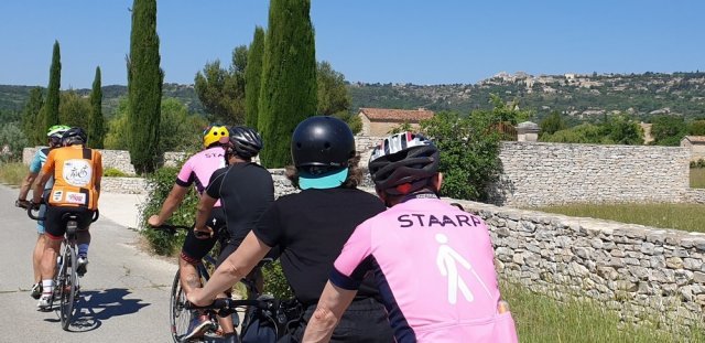 Gordes au fond avec maillot Staarp